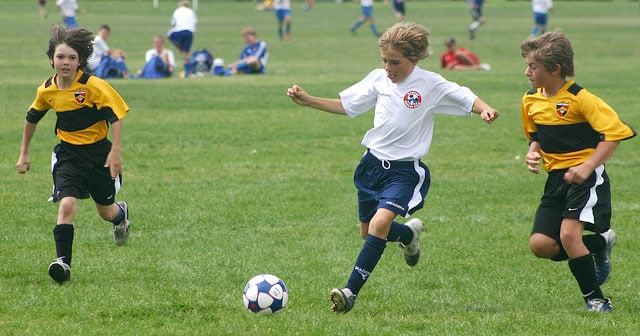 در ده سالگی احساس وفاداری به تیم، باشگاه و سایر گروه‌ها در او قدرتمند است. فعالیت‌هایی مانند ورزش و بازی فکری در این سن از بازی‌های تخیلی شایع‌تر می‌شود.