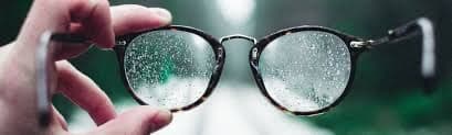 اگر مرتبا به عینک یا لنزهای تماسی قوی‌تری نیاز پیدا می‌کنید ممکن است آب مروارید داشته باشید.