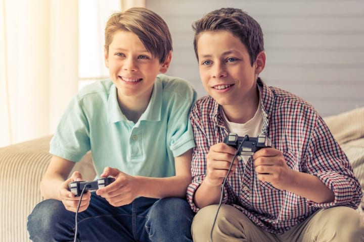 زمان استفاده از بازی کامپیوتری، تلویزیون یا فضای مجازی برای پسر شما در 11 سالگی باید دو ساعت در روز باشد.