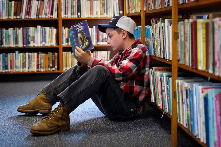 خواندن کتاب نه تنها به یادگیری لغات جدید کمک می‌کند، بلکه به پسر شما در 11 سالگی اجازه می‌دهد تفکر مستقل خود را داشته باشد.