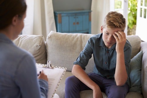 پسر شما در 12 سالگی ممکن است بداخلاق و خودمحور به نظر برسد که به جای رفتار مثبت منجر به واکنش‌های منفی از سوی هر دو طرف می‌شود.