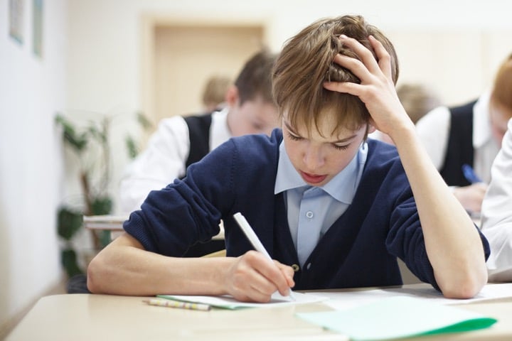 پسر شما در 12 سالگی همچنین ممکن است استرس بیشتری را تجربه کند چون تکالیف مدرسه سخت‌تر شده است.