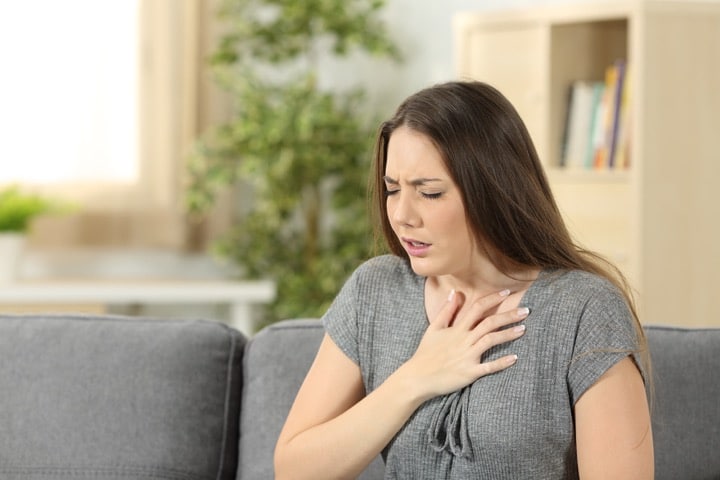 تورم ناشی از واکنش آلرژیک می‌تواند به گلو و ریه‌ها گسترش یابد و منجر به آسم آلرژیک یا یک بیماری جدی به نام آنافیلاکسی شود.