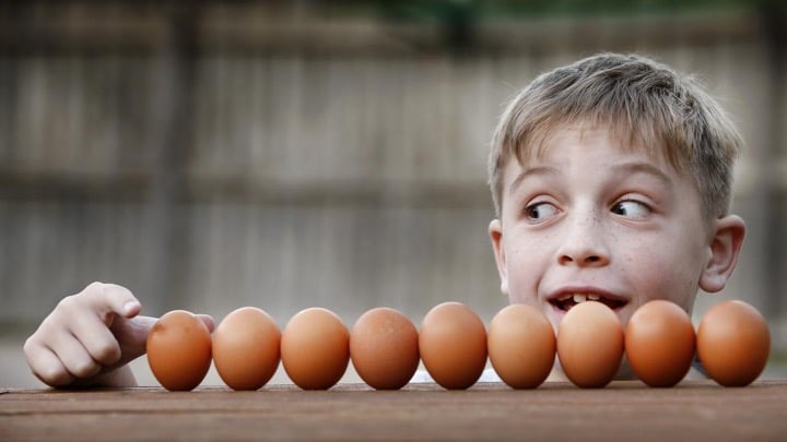 با گذشت زمان از شدت برخی از آلرژی‌های دوران کودکی و واکنش آلرژیک آنان کاسته می‌شود. این امر به ویژه در مورد حساسیت به تخم مرغ صادق است.