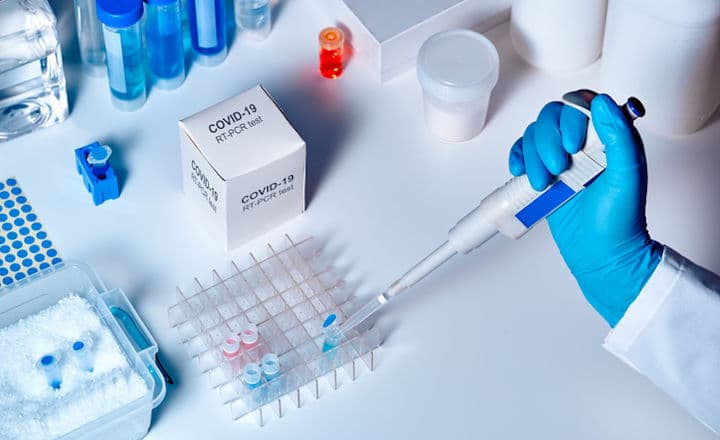 هنگام تفسیر نتایج آزمایش RT-PCR برای شناسایی عفونت SARS-COV-2 باید با احتیاط عمل کرد، به‌ویژه زمانی که این نتایج به‌عنوان مبنایی برای برداشتن محدودیت‌های اعمال شده (که هدف آن‌ها کاهش انتشار بیماری بوده است) قلمداد می‌شوند تا به منفی کاذب نرسد.
