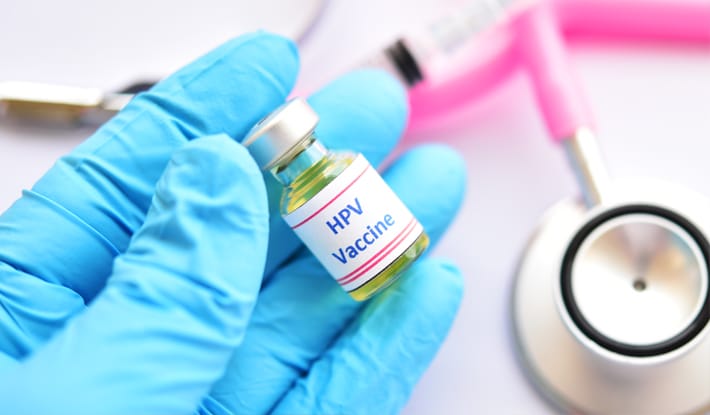 زدن واکسن HPV، و انجام منظم غربالگری‌ها بر مبنای آزمایش پاپ اسمیر، به شما کمک کرده تا ریسک سرطان دهانه رحم را کاهش بدهید.