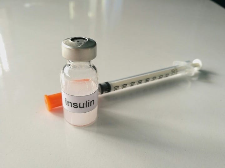 انسولین به عضلات و بافت چربی علامت می‌دهد دست از تجزیه ی گلوکز بکشند تا میزان قند خون تنظیم شود.