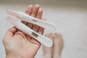 انواع متخلفی از روش تست حاملگی و آزمایش بارداری وجود دارد. هر کدام از این آزمایشات نکات مثبت و منفی خود را دارند و احتمال قطعیت آن‌ها لزوماً صددرصد نیست.