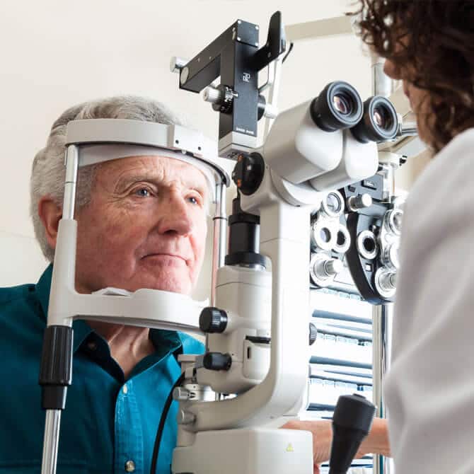 بالا رفتن سن و رسیدن دوران پیری، احتمال ابتلا به بیماری‌های چشمی همچون آب سیاه یا آب مروارید را افزایش می‌دهد.