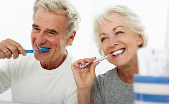 بیماری‌های دندان، خصوصاً با نزدیک شدن دوران پیری برای افراد مسن می‌توانند منجر به از دست رفتن دندان‌های طبیعی بشوند.