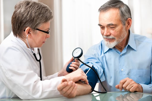 فشار خون بالا، خطر حمله یا سکته قلبی را افزایش می‌دهد و باید مدام مورد آزمایش قرار بگیرد.