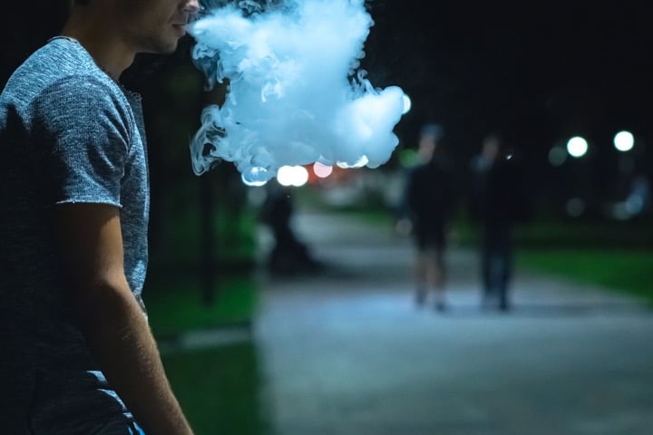 اگر جلوی پسر 17 ساله خود سیگار بکشید اون فکر می‌کند این کار اصلا مشکلی ندارد