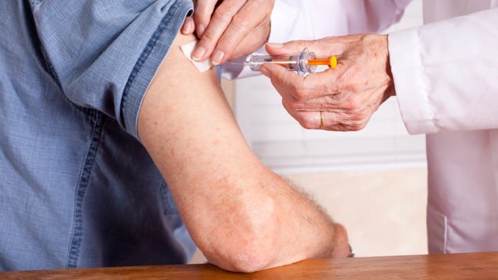 واکسن به پیشگیری از نشانه‌ها و عوارض شدید مربوط به هرپس زوستر کمک می‌کند.