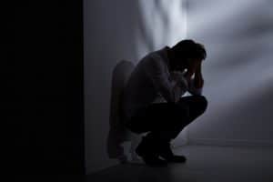 گام اول پیشگیری از خودکشی شناخت علائم هشداردهنده و جدی گرفتن آن‌هاست که اغلب از افسردگی و ناامیدی ناشی می‌شوند.