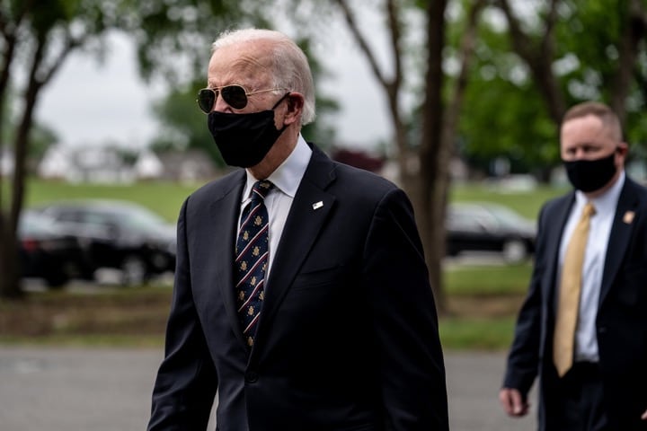 گاندی: «پیشنهاد می‌کنیم زدن ماسک اجباری شود مثل قانونی که معاون سابق رئیس جمهور، جو بایدن، وضع کرده بود.»