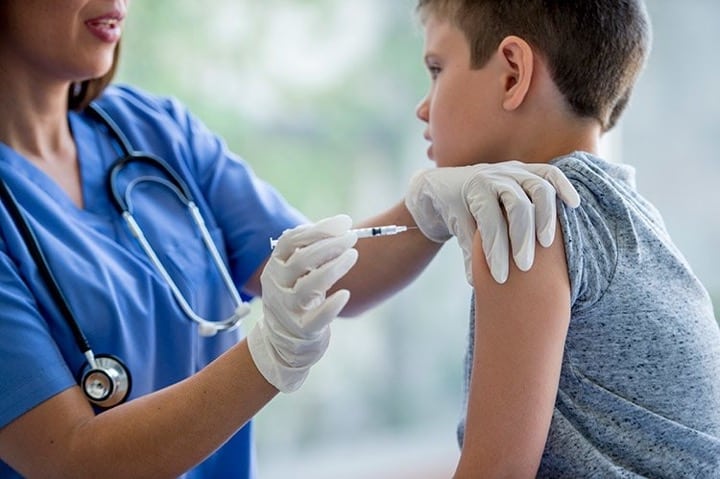 پس از تزریق واکسن، احتمال احساس درد، قرمزی، گرما و در برخی از موارد تورم وجود دارد. این اثرات کمتر از دو روز باقی می‌مانند. 