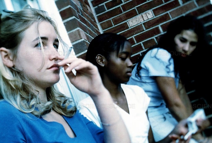 دختران در سن 15 سالگی الکل، تنباکو، سیگار و سایر مواد را تجربه می‌کنند