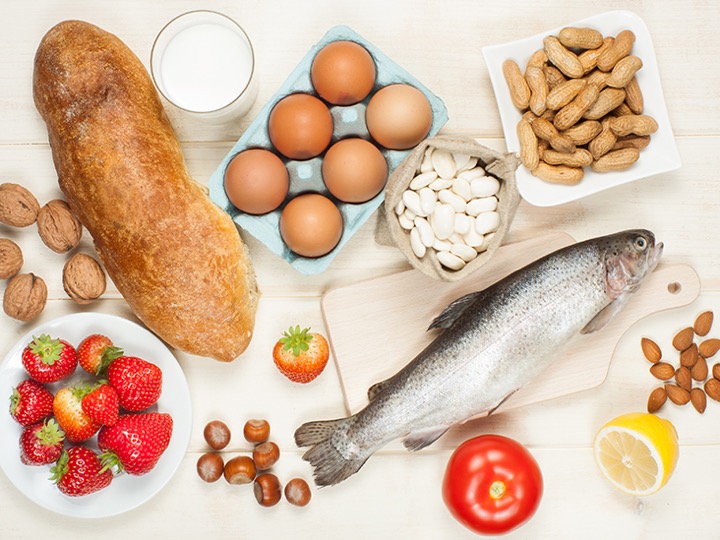 بر خلاف حساسیت نسبت به مواد غذایی، آلرژی غذایی می‌تواند منجر به مرگ شود.