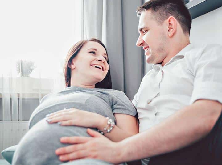 تصویر زن باردار همراه با همسرش
