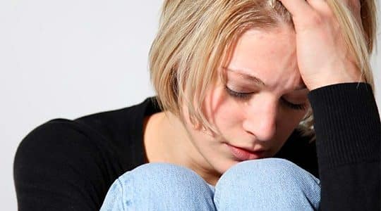 دختری در حال گریه کردن به دلیل داشتن آندومتریوز
