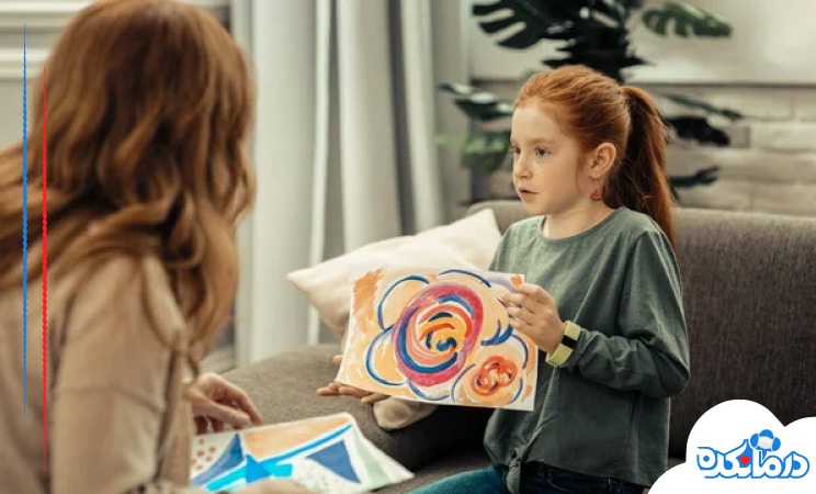 دختربچه‌ایی که در حال نشان دادن نقاشی خود است.