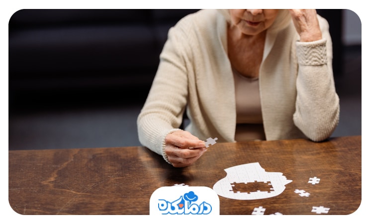 تصویر یک خانم مسن که در حال حل کردن پازل است تا از ارتباط بیماری روانی با مرگ زودرس جلوگیری کند