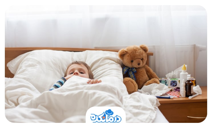 کودکی که در تخت خود خوابیده و در حال استراحت است. روی میز کنار تخت دارو قرار دارد که نشان‌دهنده بیماری کودک است.