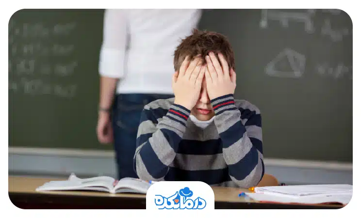 تصویر یک دانش‌آموز که در کلاس درس گریه می‌کند و ناراحت است