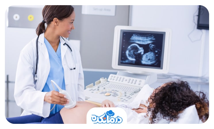 تصویر یک خانم باردار و یک پزشک در حال سونوگرافی هستند