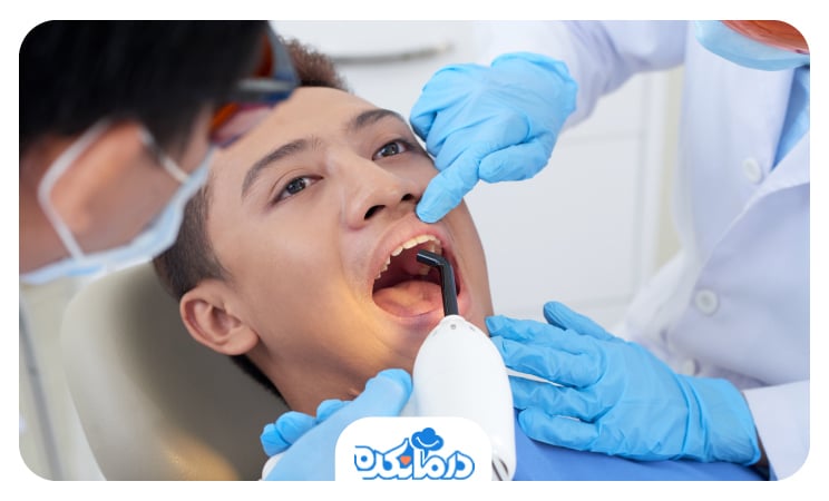 تصویر مردی که تحت معاینه دندانپزشکان است