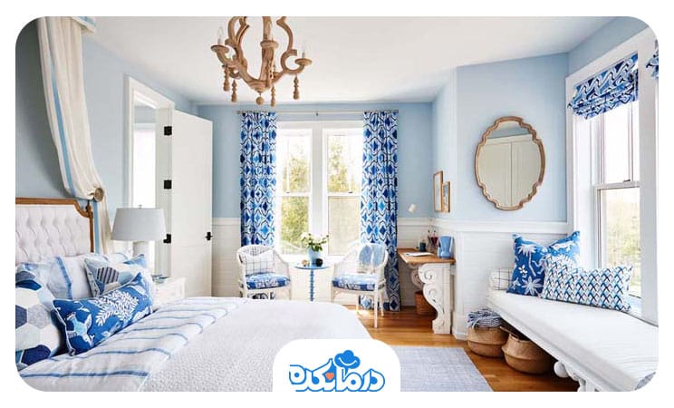 دکوراسیون  اتاق خوابی که با رنگ آبی و سفید طراحی شده است. این دو رنگ برای خواب آرامش‌بخش هستند.