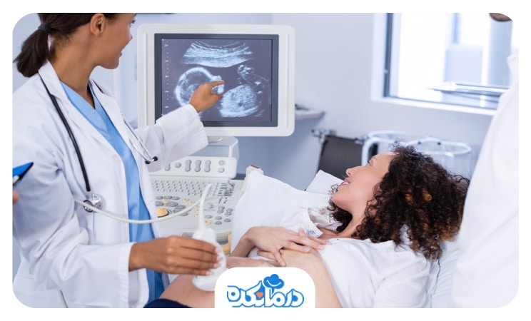 تصویر یک خانم باردار و یک پزشک که در حال سونوگرافی از جنین است