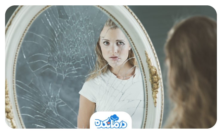 تصویر دختری که در یک آینه شکسته به خود نگاه می‌کند واختلال تنفر از بدن دارد