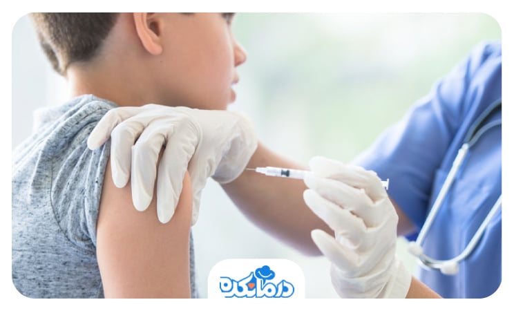 تزریق واکسن به یک کودک برای پیشگیری از عوارض کم خونی داسی شکل