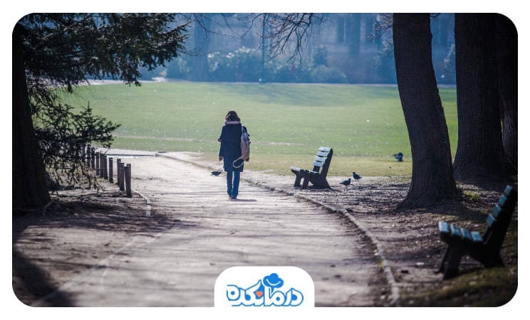 فردی که به تنهایی در پارک قدم میزند