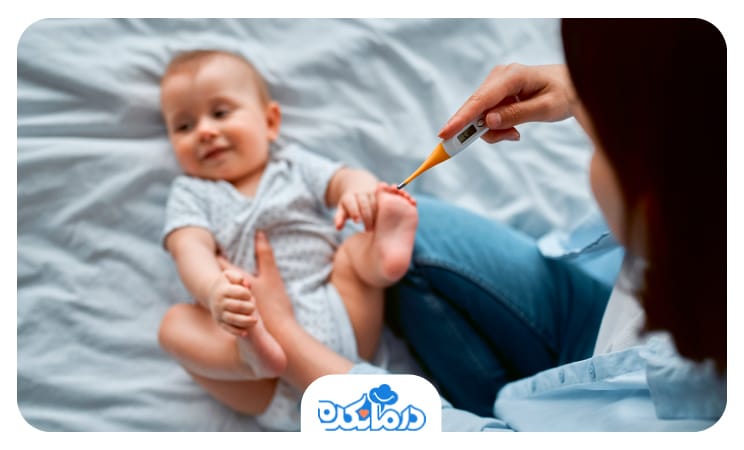 تصویر نوزادی که پزشک اطفال او را معاینه فیزیکی می‌کند