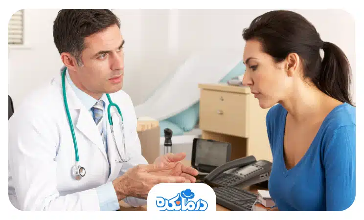 پزشک مردی که در حال صحبت با یک بیمار زن است
