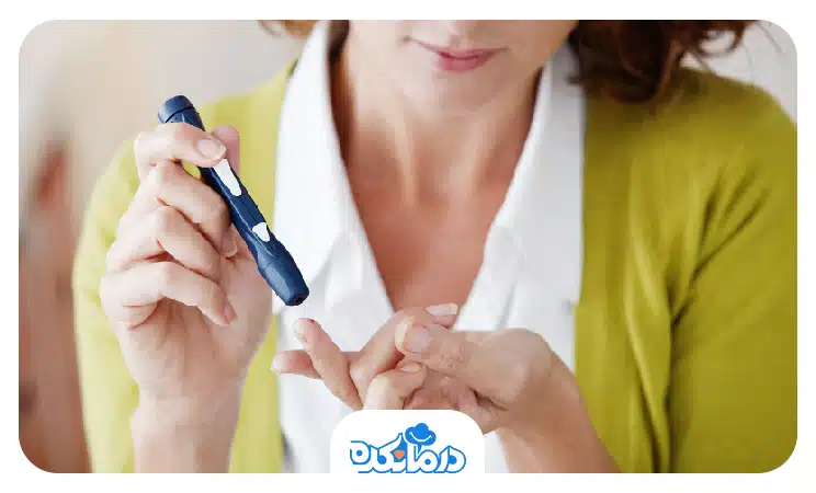 بیمار مبتلا به دیابت که در حال اندازه‌گیری قند خون خود با گلوکومتر است