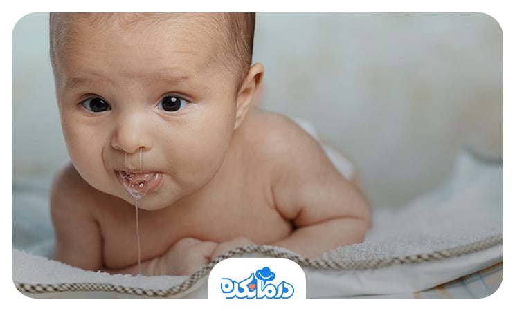تصویر ریزش آب دهان نوزاد و تشکیل حباب بر روی لب‌های او