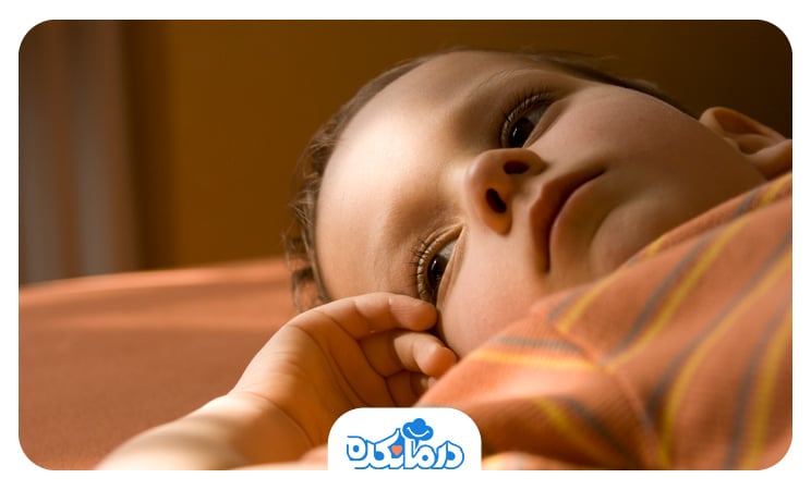 پسربچه‌ای که دراز کشیده و چهره‌ایی آرام و نگران دارد. اضطراب و مشکلات خواب در کودکان می‌تواند نشان‌دهنده اختلالات دوقطبی باشد.