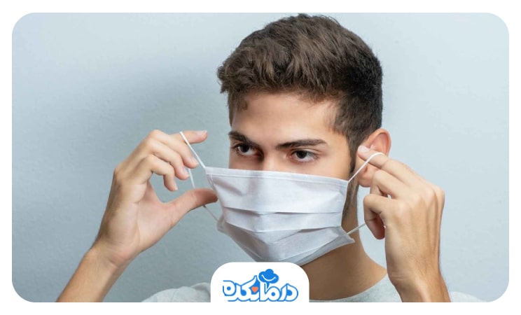 تصویر فردی که برای جلوگیری از سرماخوردگی و بیماری‌های عفونی ماسک زده.