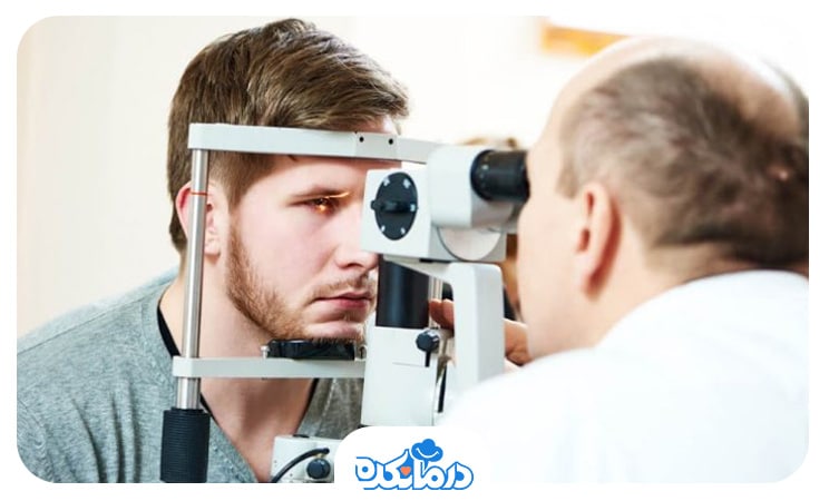 چشم پزشکی که با دستگاه در حال معاینه چشم بیمار است