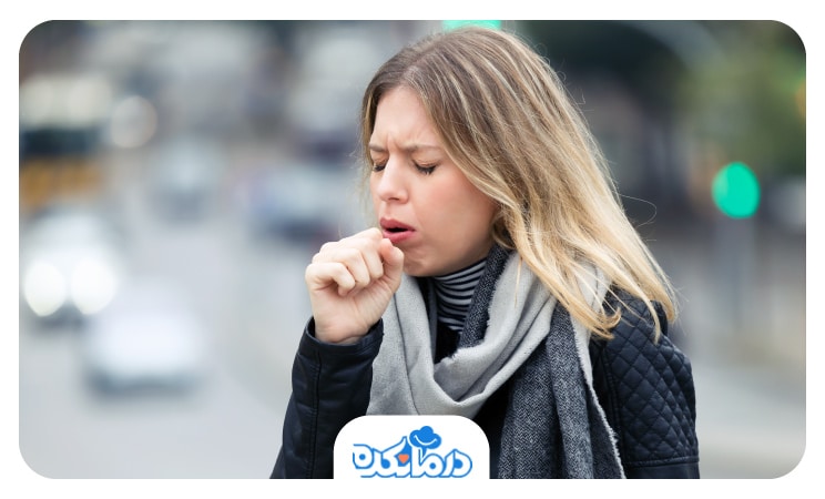 زنی که بدون پوشاندن دهان و بینی خود در حال سرفه کردن است