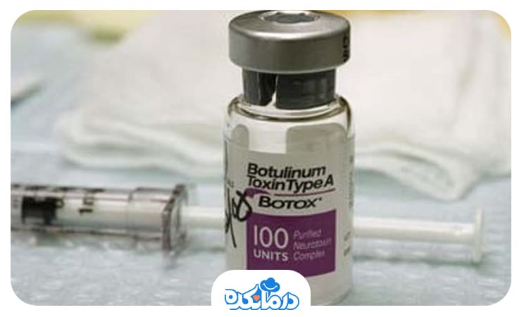 تصویری از ویال بوتولینوم و سرنگ آن. از این دارو برای کاهش علائم بیماران CP استفاده می‌شود.