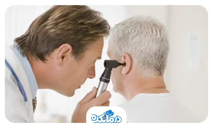 تصویر پزشکی که در حال معاینه گوش بیمار است