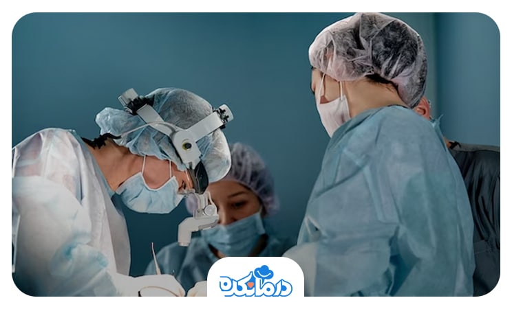 سه نفر از اعضای کادر درمان در اتاق عمل که در حال جراحی زاویه سازی فک و صورت هستند