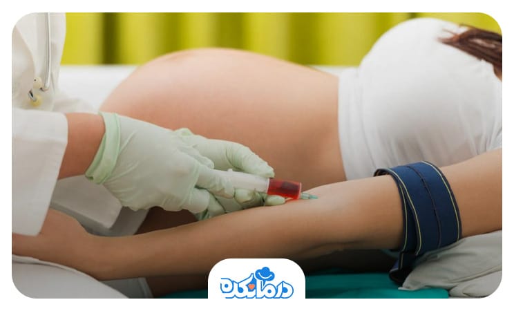 زن بارداری که در آزمایشگاه روی تخت خوابیده و در حال خون دادن است