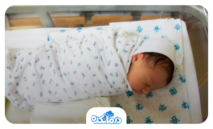 نوزاد تازه متولد شده که روی تخت خوابیده است