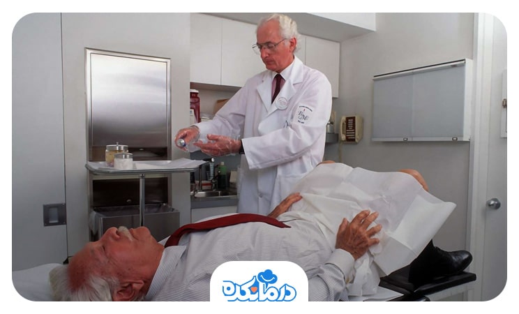 تصویر پزشک درحال معاینه رکتال بیمار از انواع آزمایش پروستات