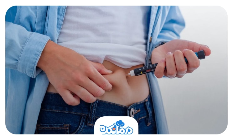 بیمار مبتلا به دیابت در حال تزریق انسولین به ناحیه شکم